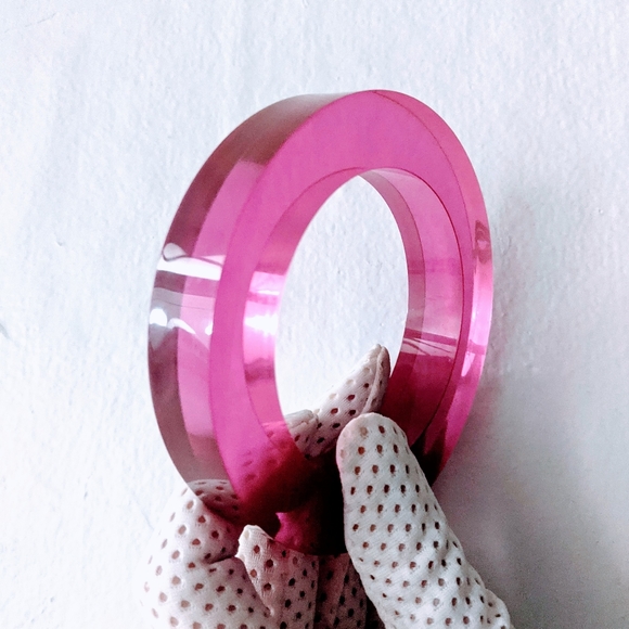 Vintage 60's plastic HOT PINK bangle bracelet - Picture 4 of 4